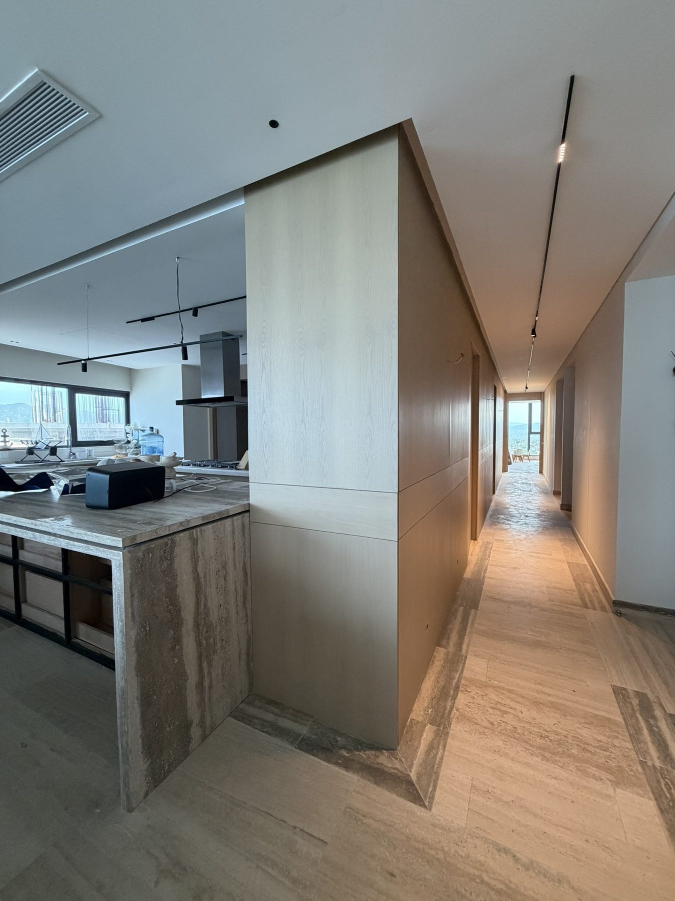 Departamento BAIA, cocina integrada con isla de mármol
