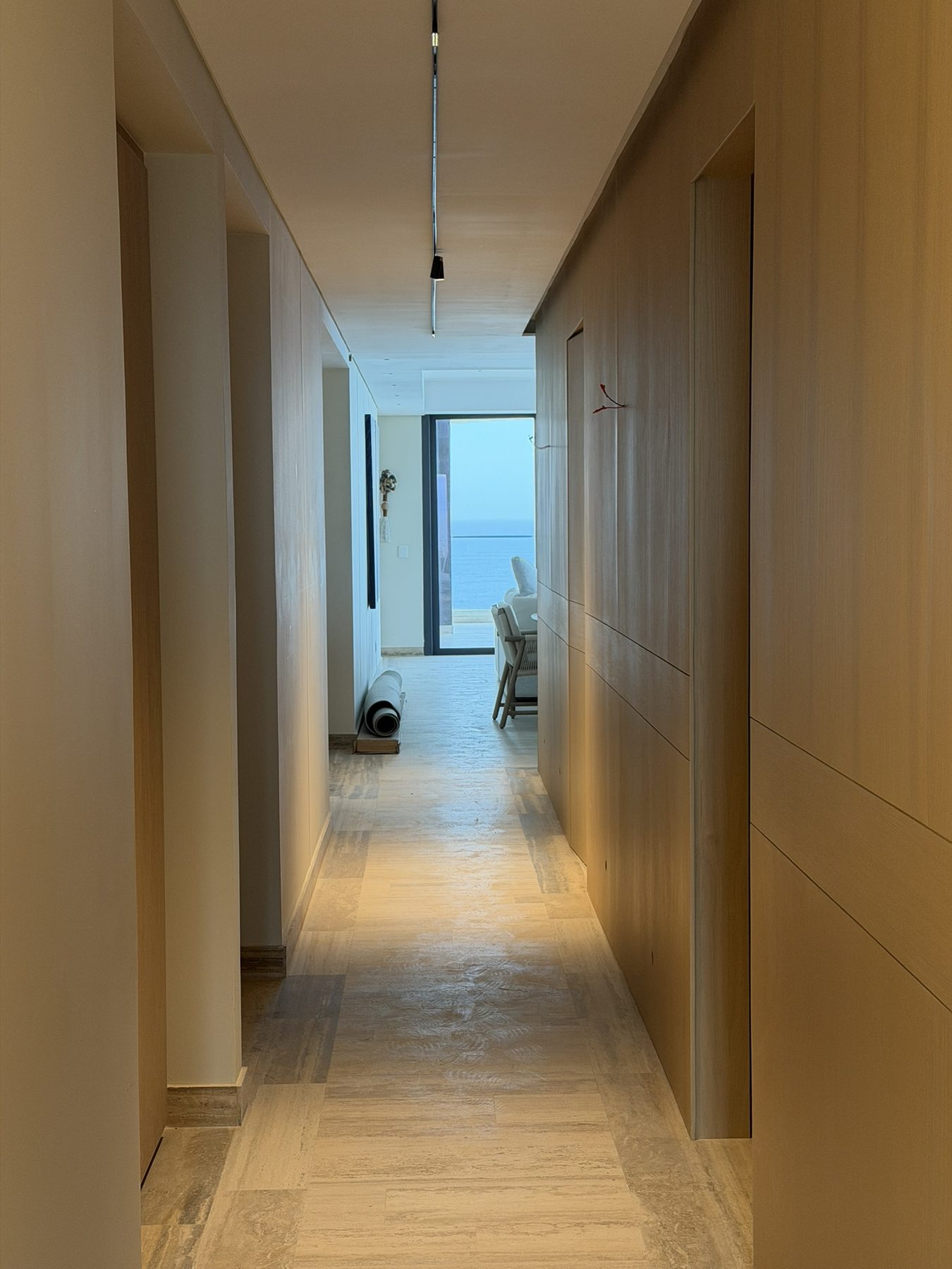 Departamento BAIA, pasillo interior con vista al mar de fondo