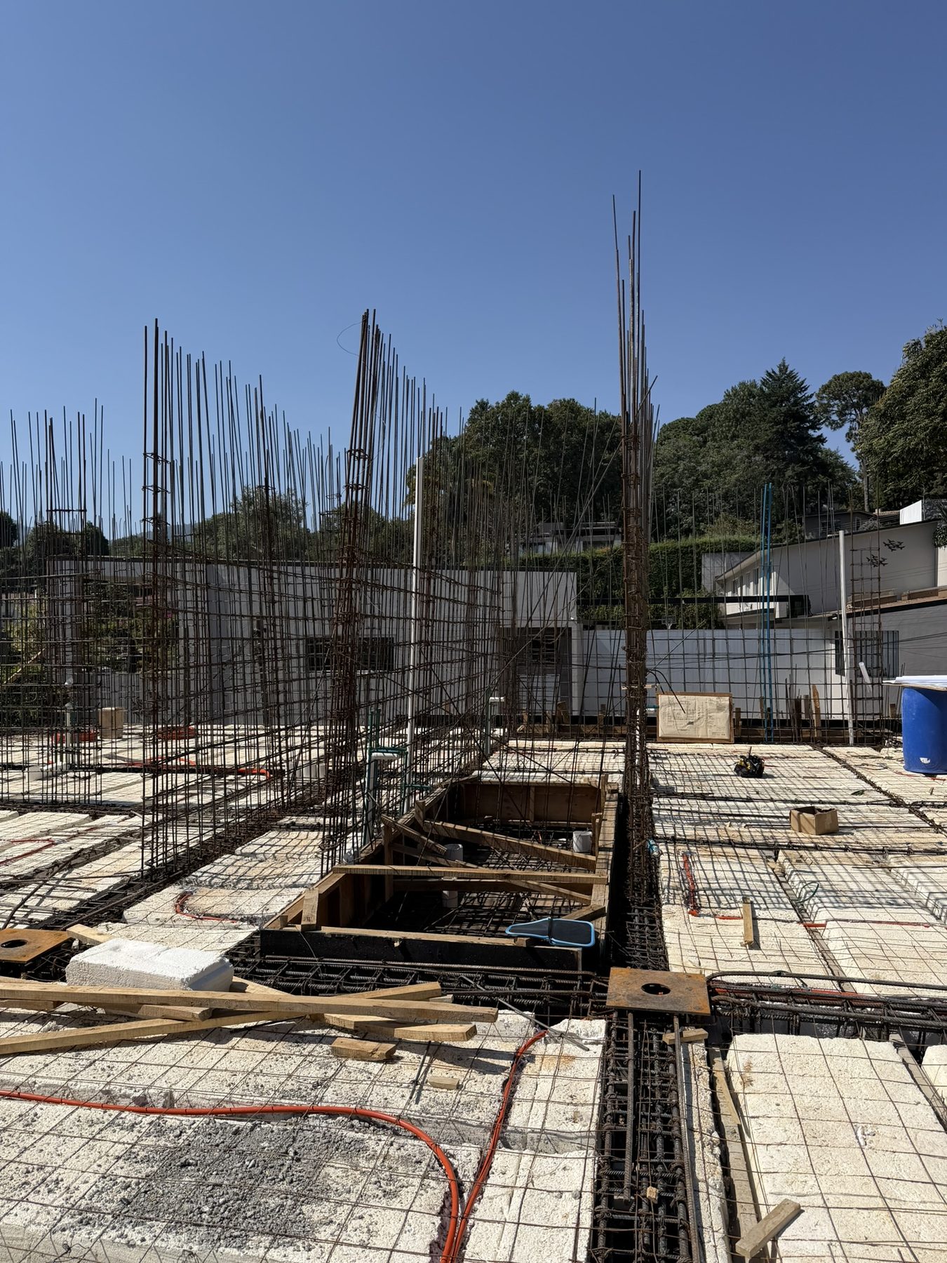 Casa Al Lago, avance de obra con armado de losa y castillos
