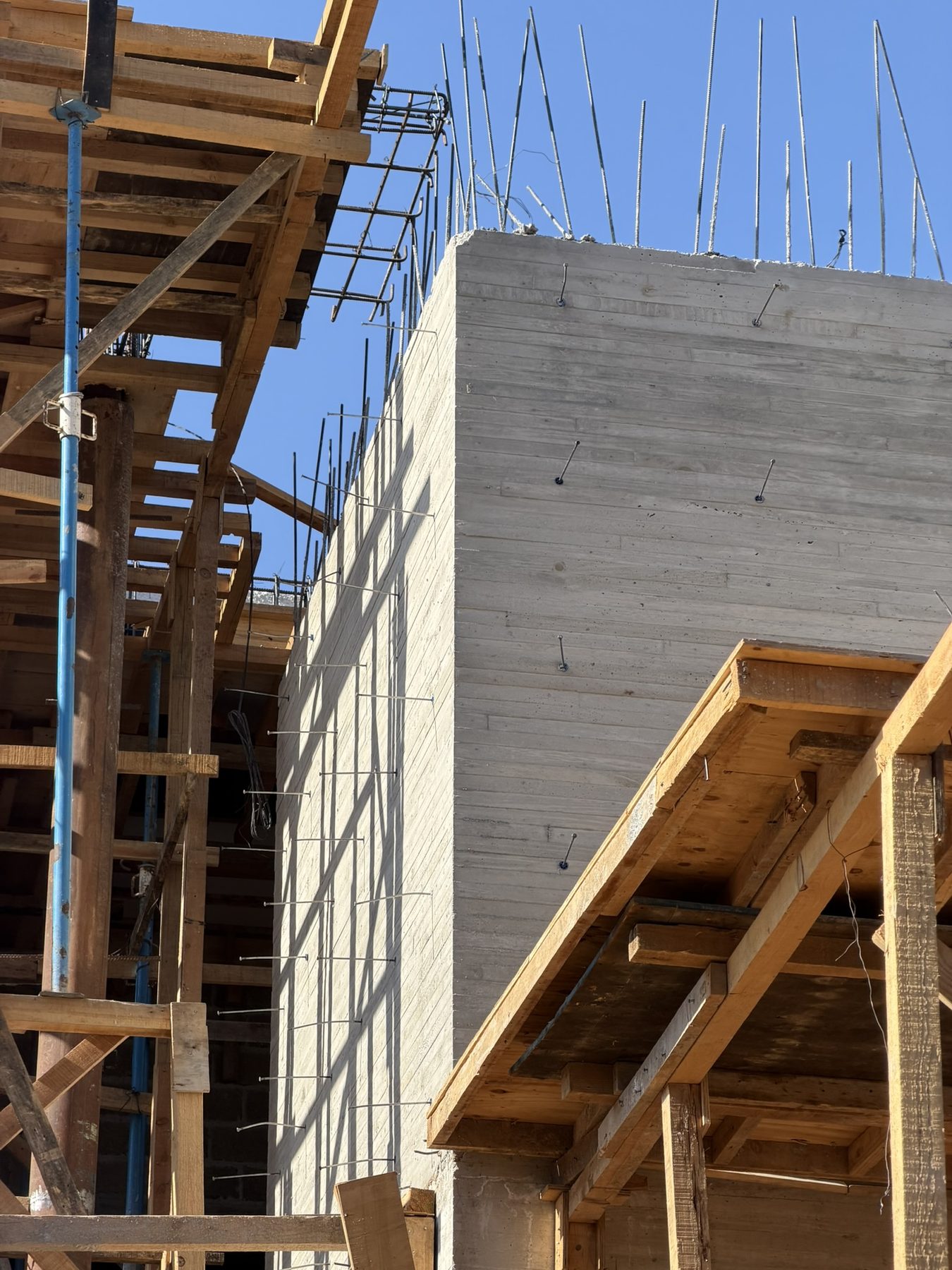Casa Al Lago, muro de concreto durante el proceso constructivo