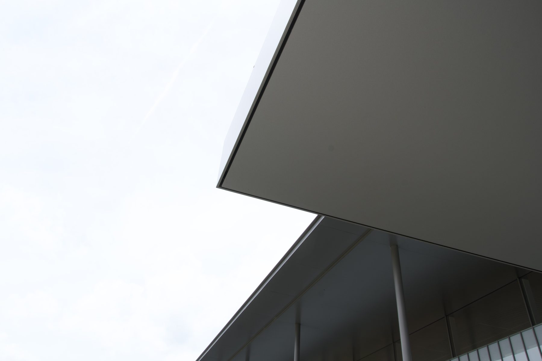 Detalle arquitectónico de un voladizo de concreto, proyecto de Estudio Tres.3