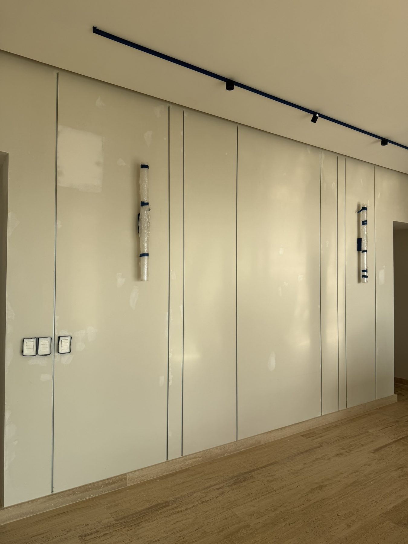 Maralago, detalle de acabado en muro de closets