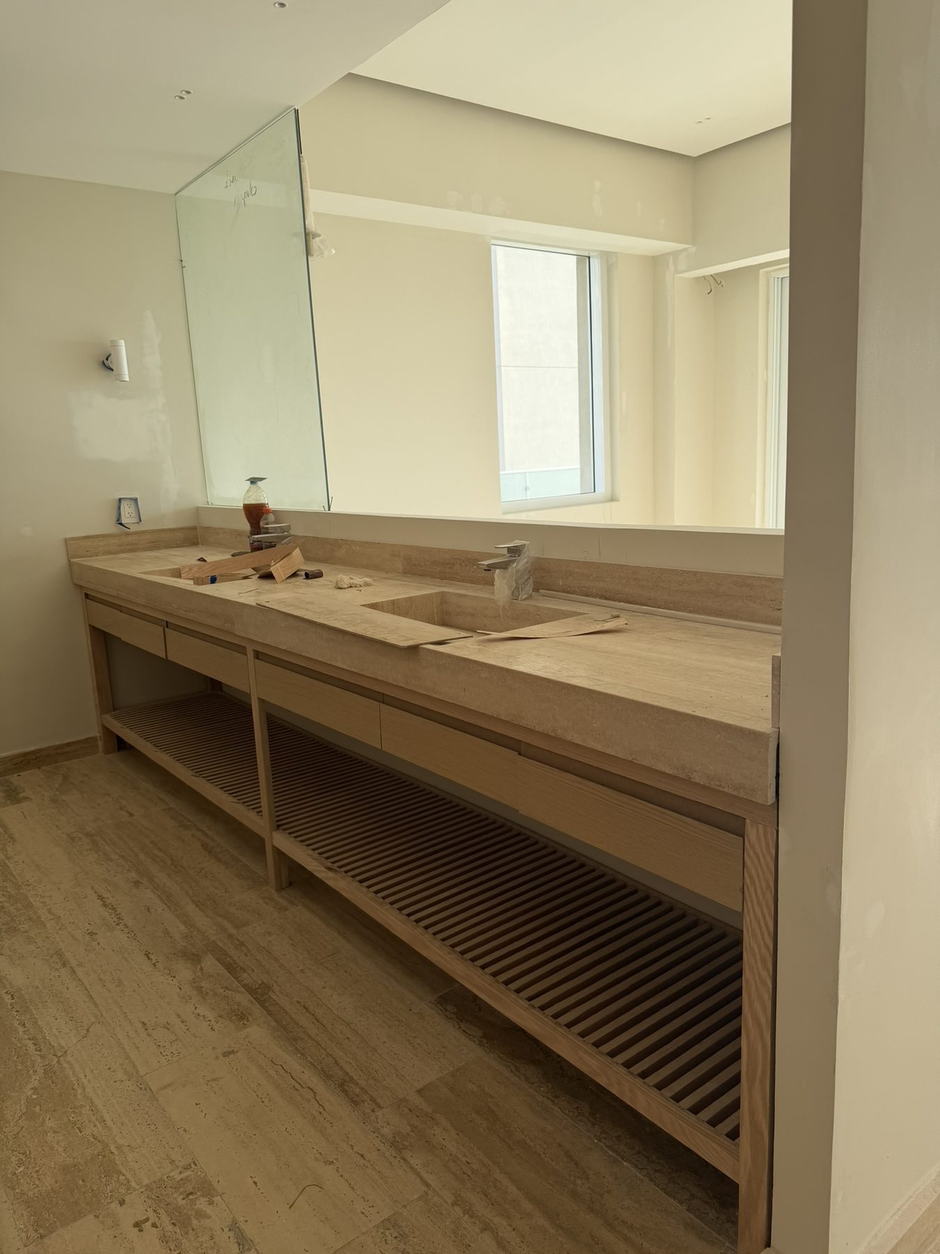 Maralago, baño con vanity de mármol travertino