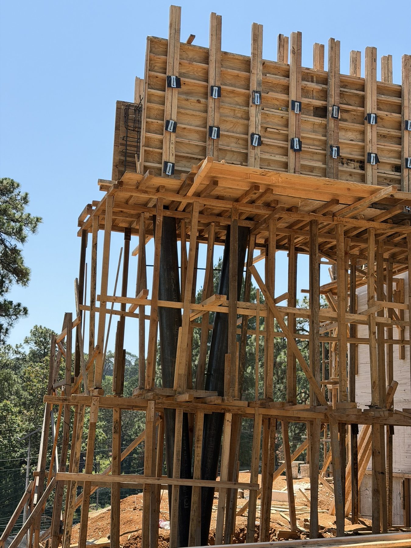 Estructura de madera en obra durante el proceso constructivo de un proyecto de Estudio Tres.3