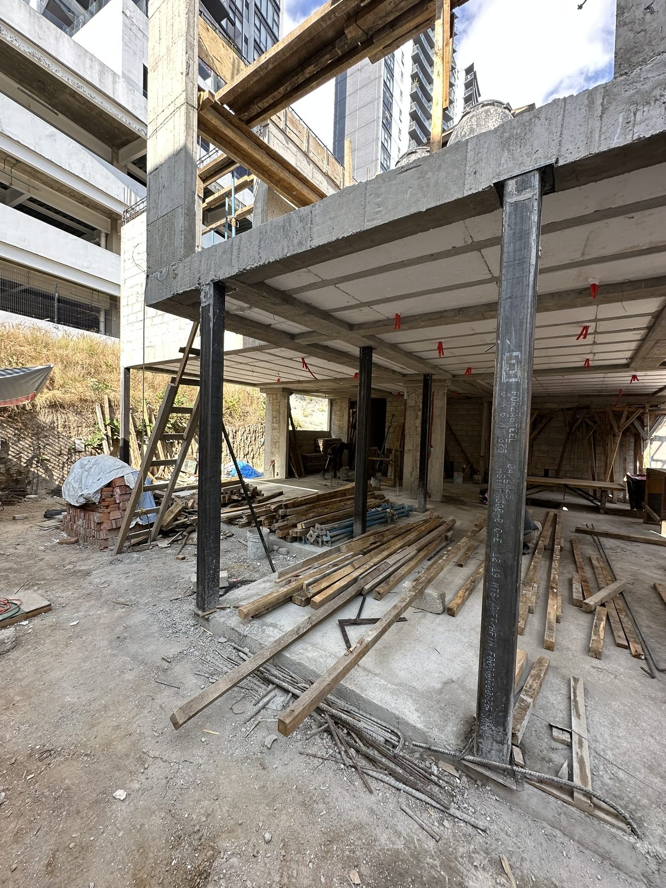View House, estructura de concreto y acero durante el proceso constructivo
